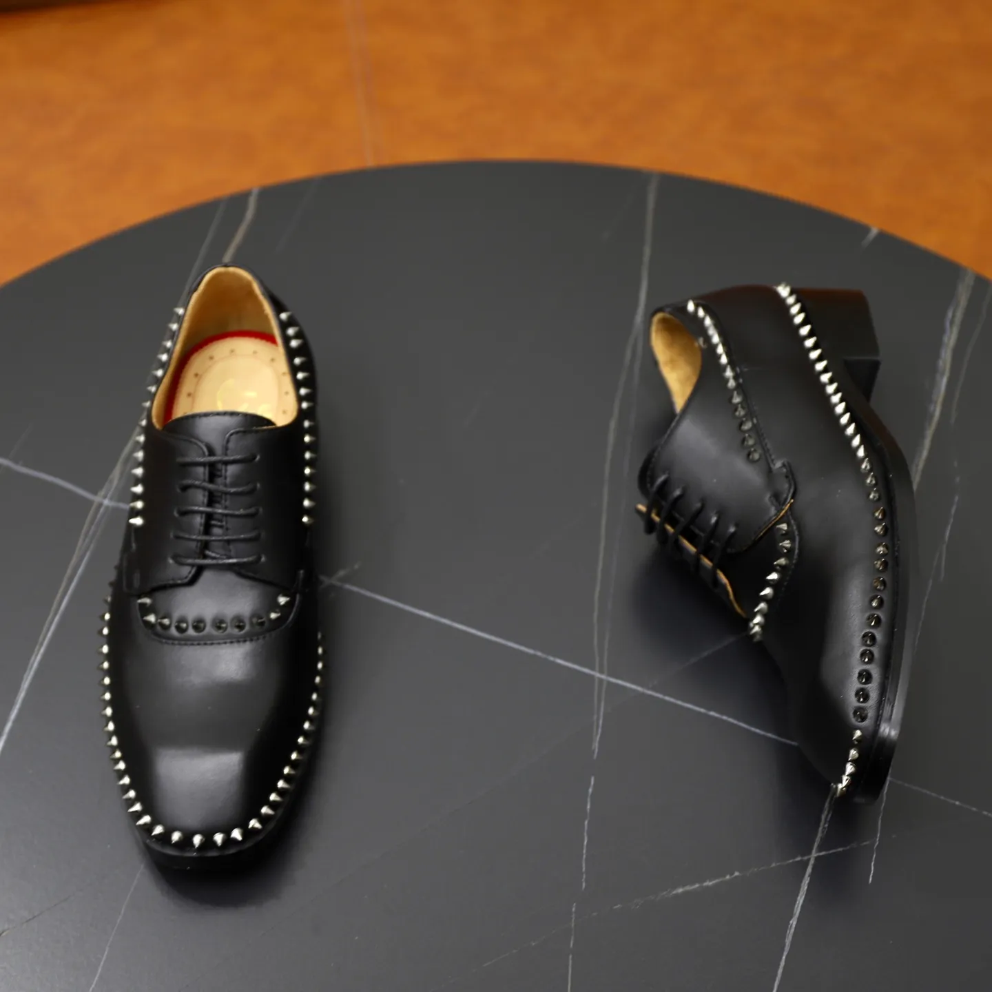 Ex-factory price: 720💰Christia*.Loubouti*🆑High-end men’s business formal leather shoes｜Classic red sole shoes｜Original imported first-layer cowhide｜Water-dyed cowhide lining｜Italian imported red rubber outsole｜High-end luxury｜Perfect interpretation of fashion, sunshine, style, suitable for various occasions Size: 38-44 (customized for 45, 46, 47)